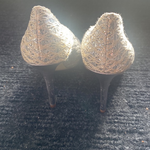 Stunning silver with a hint of gold weave Enzo Angiolini 4” heel in 8.5M - Picture 4 of 6